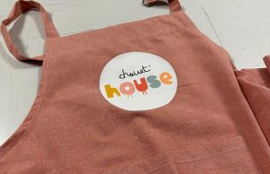 Photo d'un tablier avec marquage personnalisé